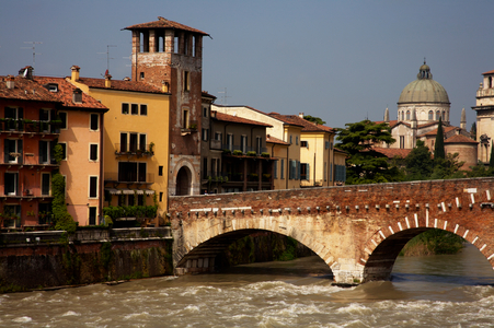 Adige River, Verona, Italy (photo)