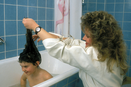 Author Anna Elisabeth Rosmus bathing her daughter at home in Passau, people ..., 1991 (photo)