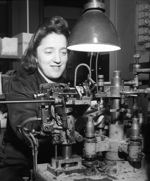 Oslo 19460126. Light bulb production at the Cooperative National Association's Factory Luma in Oslo …, 1946 (photo)