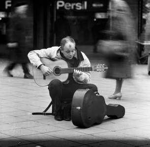 Dieter Süverkrüp 1967 at the main station Duesseldorf DEU, Germany, Duesseldorf The Duesseldorf singer …, 1967 (photo)