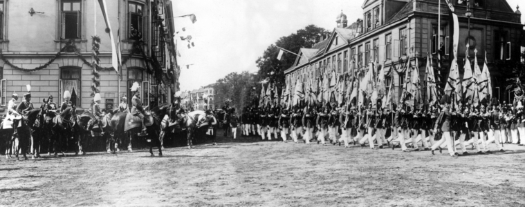 Imperial parade, 1911 (b/w photo)