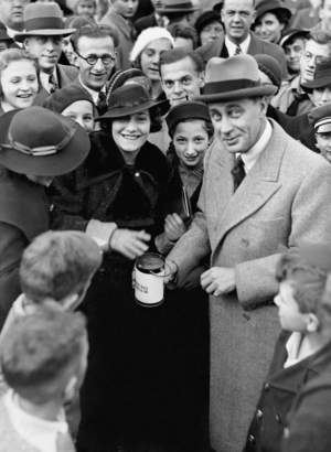 Carl Ludwig Diehl collects for the Winter Relief, 1935 (b/w photo)