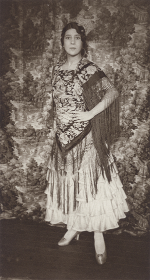 Spain: La Argentinita, Spain's most celebrated dancer wearing the Manton, shawl (b/w photo)