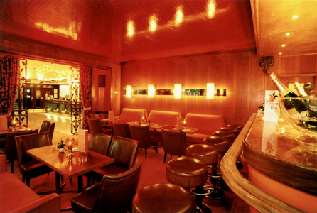 Bar in the 'Mayer's Orange Bar' in the Intercity Hotel, 1999 (photo)