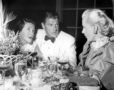 Portrait of Ronald Reagan, his wife Nancy reagan and Eleanor Parker in 1955