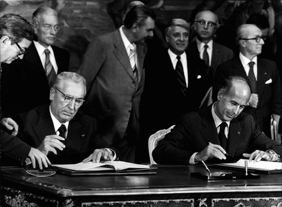 Sep. 15, 1977 - Edward Gierek and Giscard d'Estaing Sign France-Poland Accord