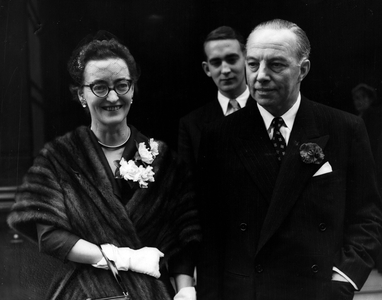 Jun. 06, 1954 - Countess of Winchelsea Weds at Caxton Hall, Maries American Banker. The Wedding took place this morning at Caxton Hall, Wesminster of Gladys, Countess of Winchelsea and Mr. Arthur Talbot Peterson a 55 year old American Banker, both have been married before. The Countess, who is Hungarian is daughter of Count Laszlo Szechenyi, form Hungarian Minister to London, and was married to the Earl in 1935, the marriage being dissolved in 1946. Mr. Peterson's marriage was dissolved in Nevada last month. Keystone Photo shows: The bride and bridegroom after their wedding this morning