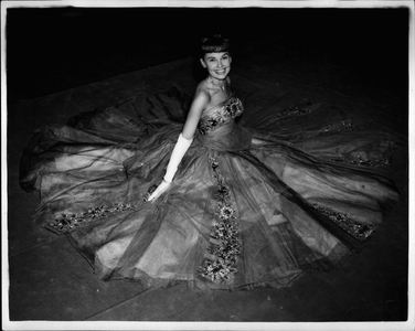 Oct. 10, 1953 - 100 yards of net in dress for American Starlet.: A turquoise evening dress has been designed by Digby Morton for Diana Dekker, the American starlet, for the new show” Thirteen for Dinner”, at the winter garden Theatre. The dress has 100 yards of net, with panels of hand embroidery flowing from the waist