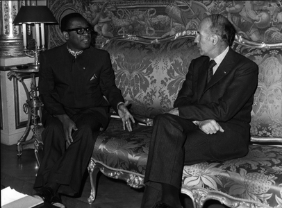 Oct. 12, 1977 - General Mobutu, President of the Republic of Zaire, on a private visit to Paris, was received at the Elysee Palace by President Giscard d'Estaing