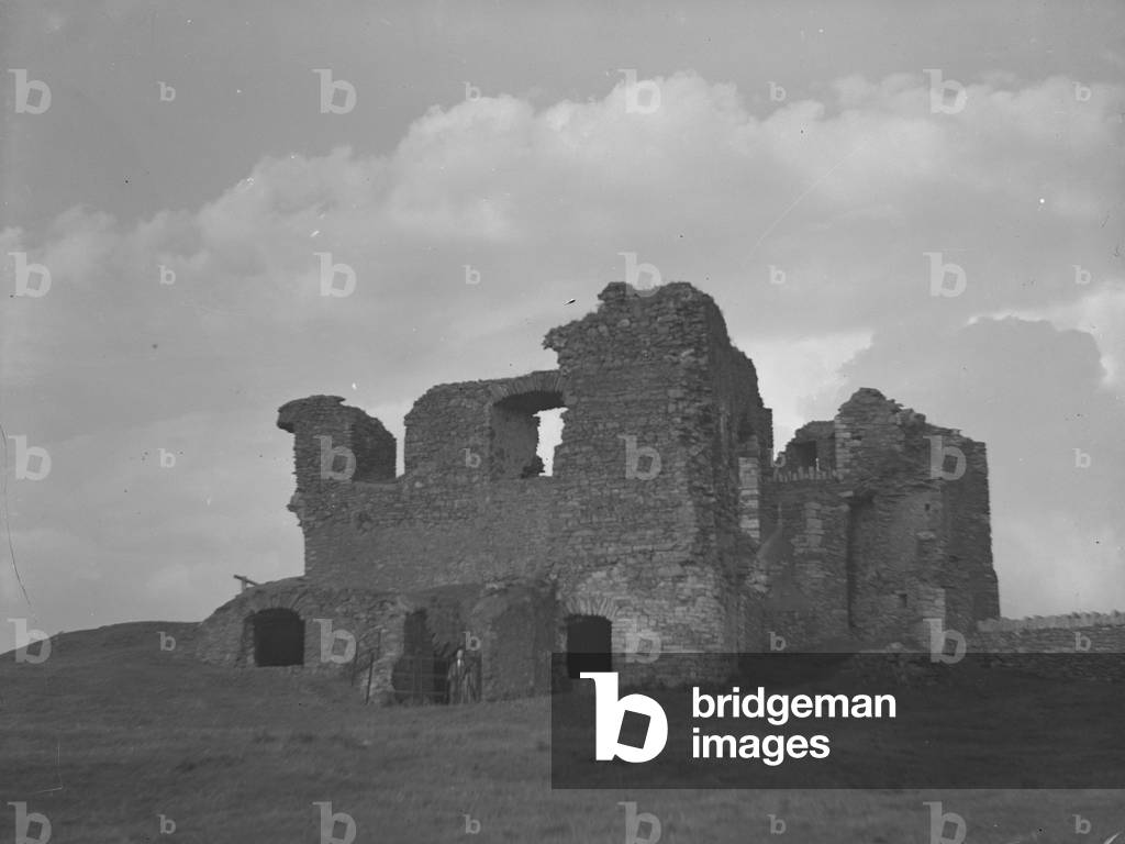 A view of the ruins of Kendal Castle, 1930s-60s (b/w photo)
