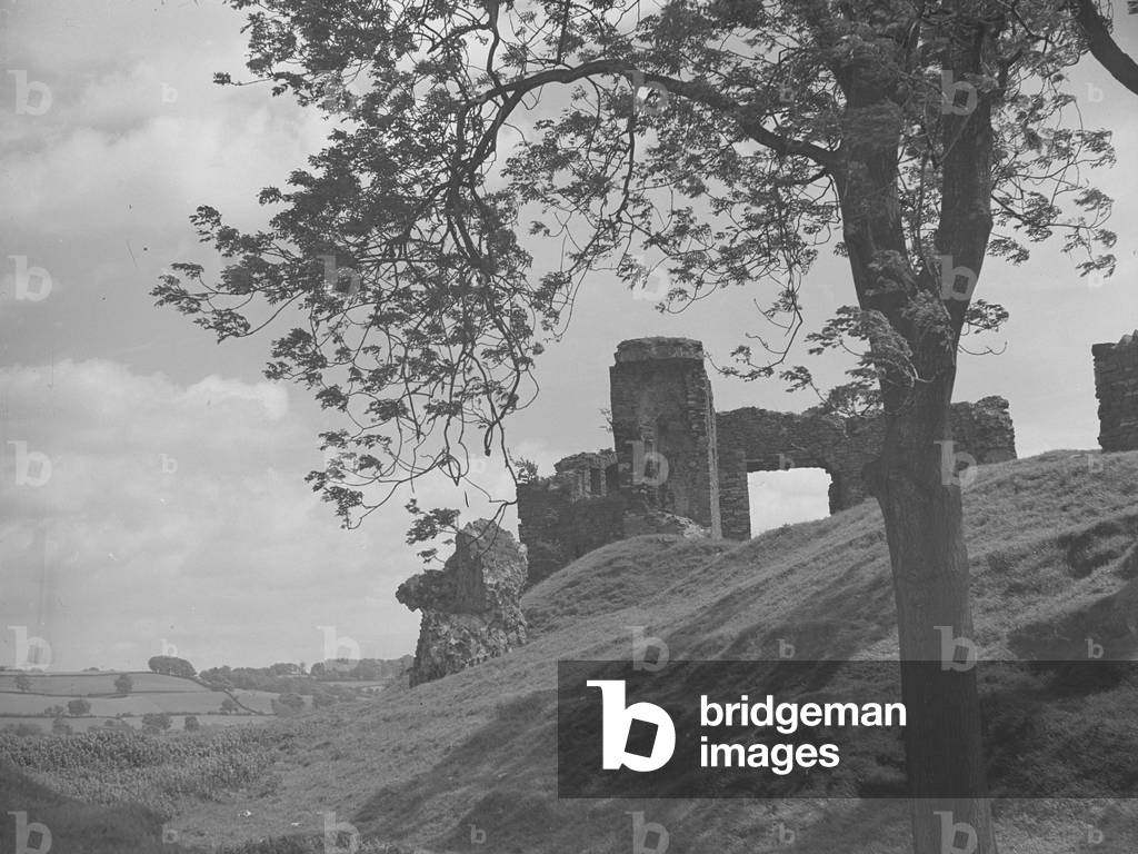 A view of the ruins of Kendal Castle, 1930s-60s (b/w photo)