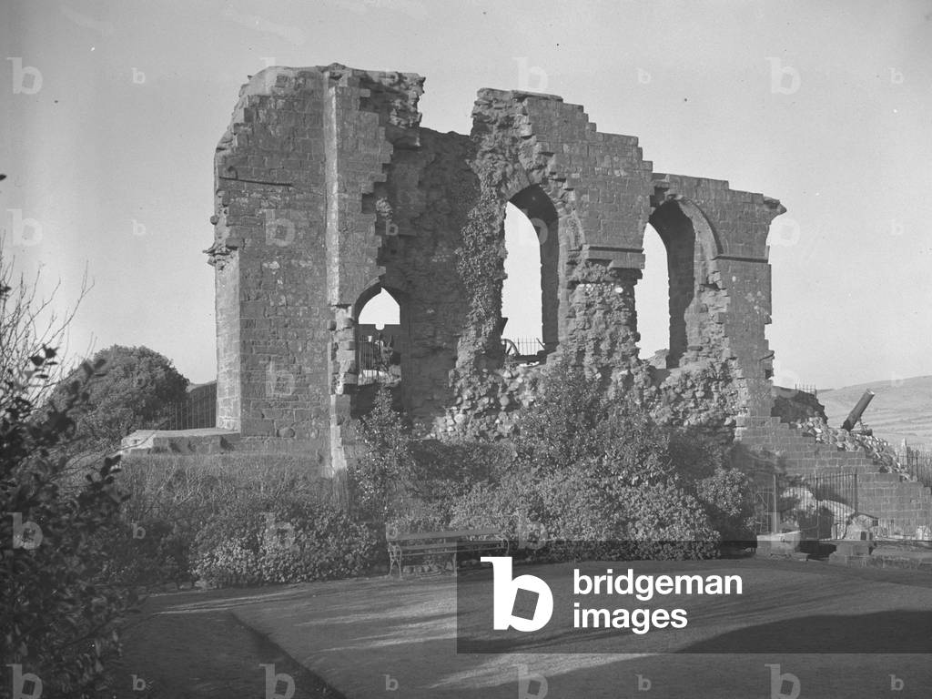 Ruins of Egremont Castle *see 636, 1930s-60s (b/w photo)