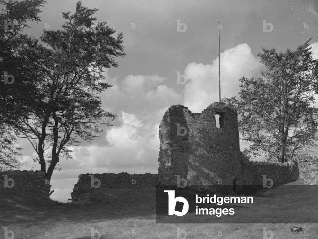 A view of the ruins of Kendal Castle, 1930s-60s (b/w photo)