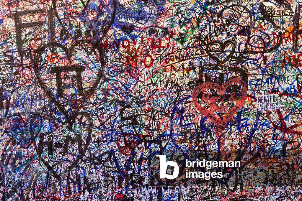 Italy, veneto, verona, graffiti in the courtyard of giulietta capuleti house  (photo)