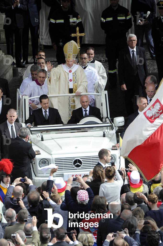 Ceremonie de beatification du Pape Jean-Paul II (Giovanni Paolo 2 ; Jean Paul): Jean Paul II proclame bienheureux par Benoit XVI a Rome (place Saint-Pierre) le 1er mai 2011. 01/05/2011 Roma, Piazza San Pietro, Beatificazione Papa Giovanni Paolo II, nella foto Papa Benedetto XVI tra i pellegrini a bordo della papamobile. Devant le pape, assis a gauche, le majordome Paolo Gabriele ©Antonelli/AGF/leemage