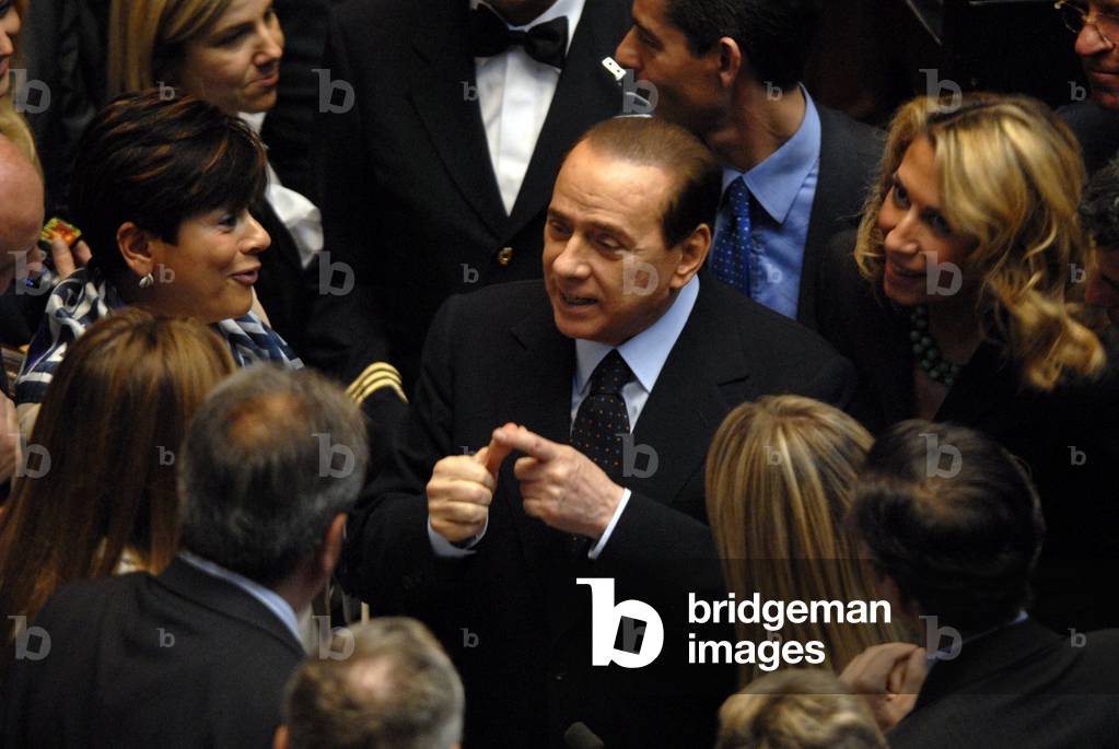 Italian Prime Minister Silvio Berlusconi surrounded by PDL MPs, 2009 (photo)