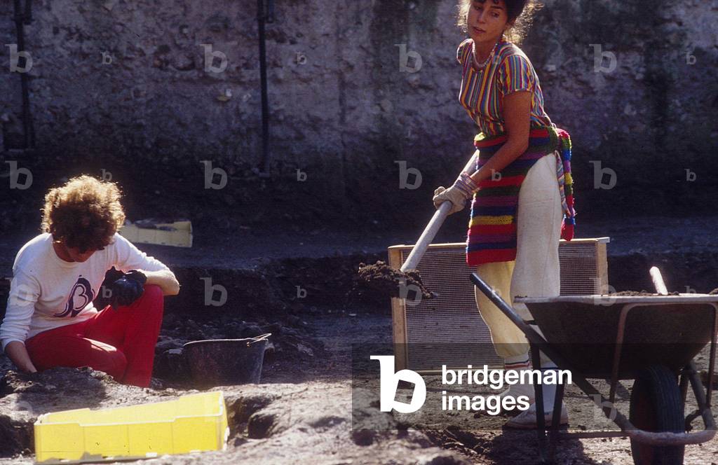 11/02/2004 Fouilles archeologiques de la crypte Balbi, cour voutee pres du Theatre antique fonde par Lucius Cornelius Balbus (Lucio Cornelio Balbo) en 13 av. JC. Rome Photographie Frassineti ©AGF/Leemage