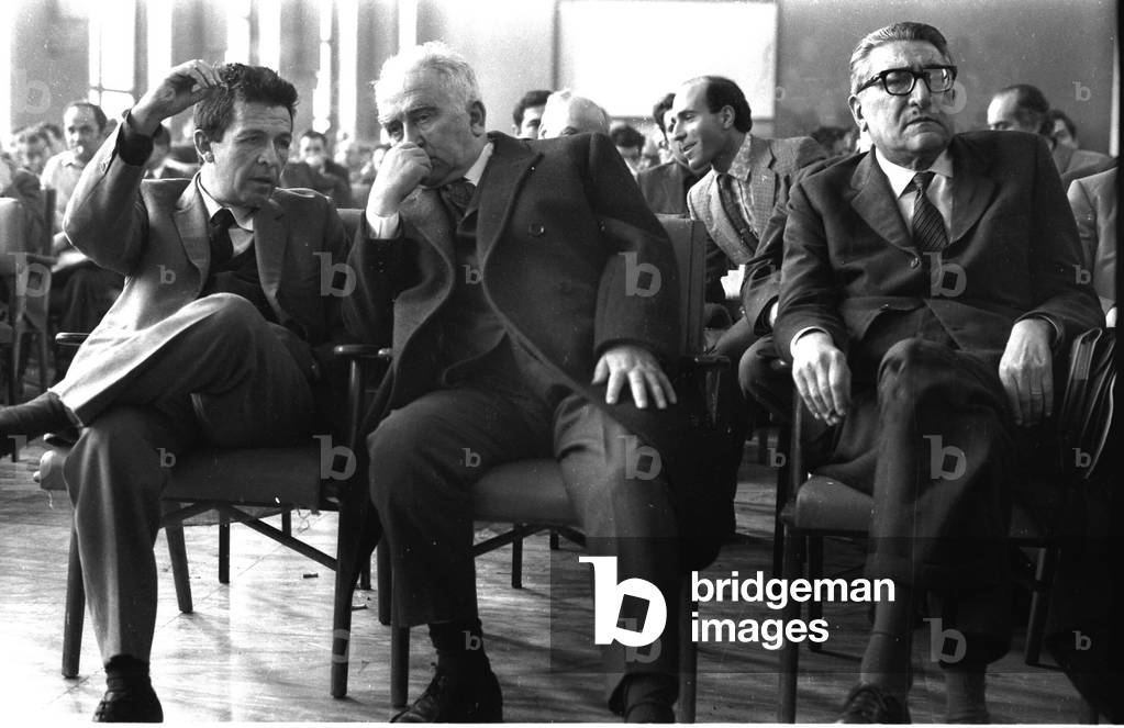 1970 conference economique du parti communiste italien (PCI) : les hommes politiques Enrico Berlinguer, Luigi Longo et, Riccardo Lombardi. Photo Frassineti. ©AGF/Leemage