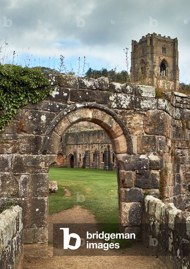England, northyorkshire; the ruins of the 12th century cistercian abbey known as fountains abbey, one of the finest examples of monastic architecture in the world. the tower by abbot huby, (1495-1526), still dominates the valley landscape. together with its surrounding 800 acres of 18th century landscaped parkland, fountains abbey has been designated a unesco world heritage site. north yorkshire, england, uk. ca. 1995. | location: near ripon, yorkshire, england, uk