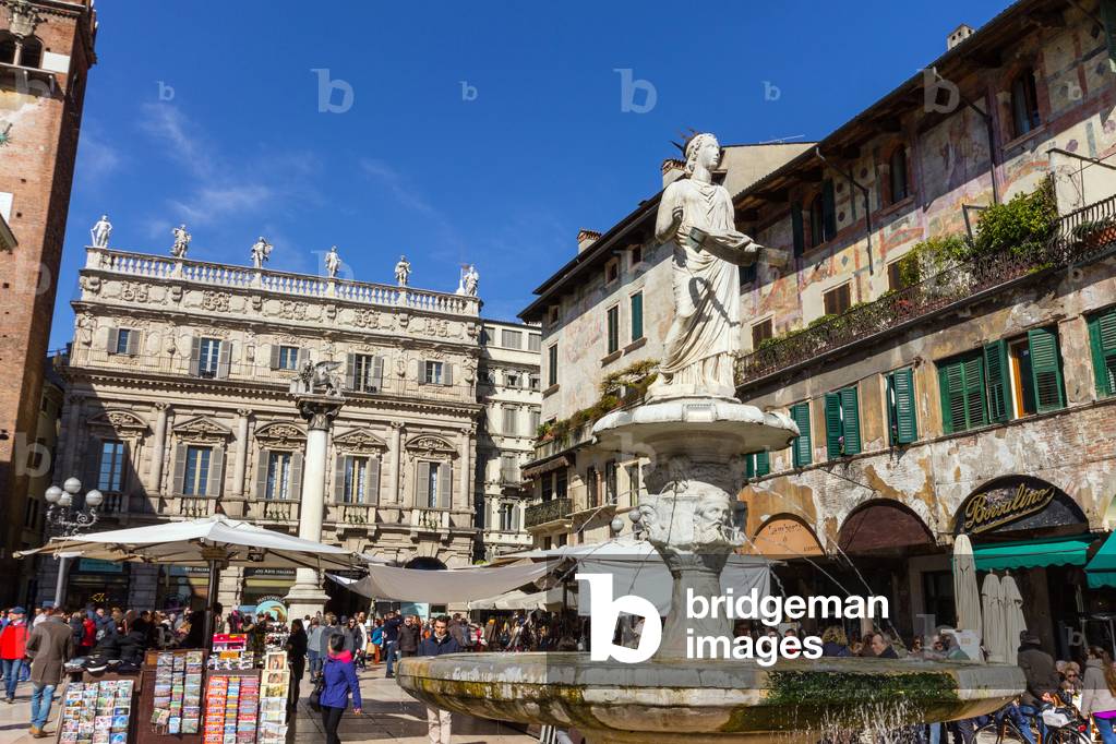 Italy, veneto, verona, piazza delle erbe, the fountain  (photo)