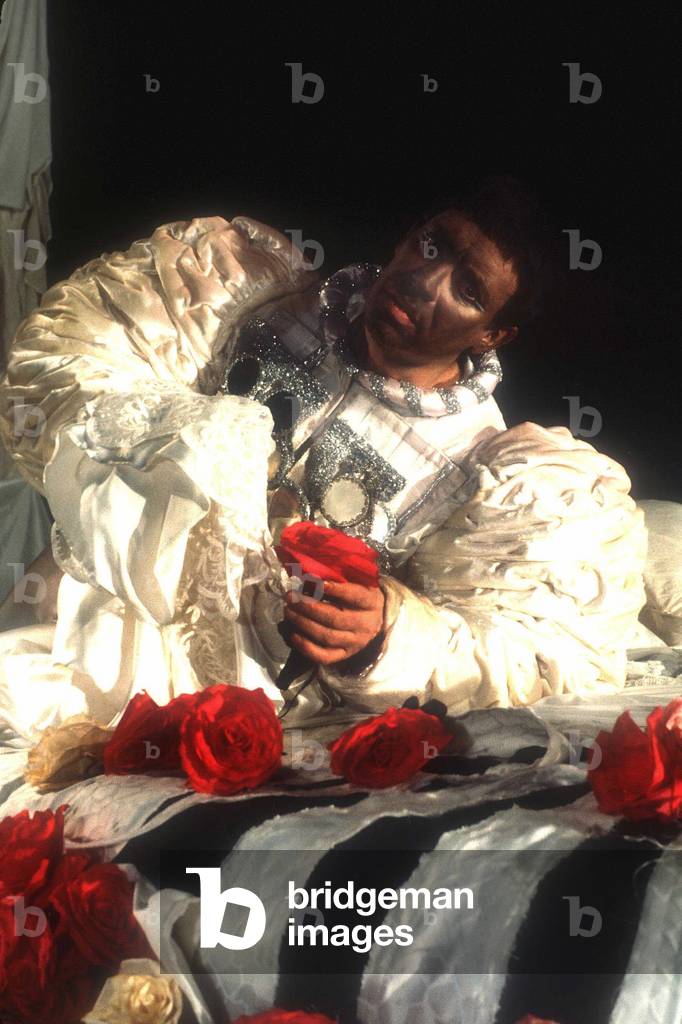 Der italienische Schauspieler Carmelo Bene bei der Aufführung von William Shakespeares "Otello" in den 1980er 