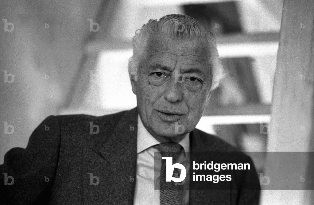 Bild von Fotografie "Giovanni Agnelli (1920-2003) dans sa maison en 1984. ©Scalfari/Agf/Leemage", b/w