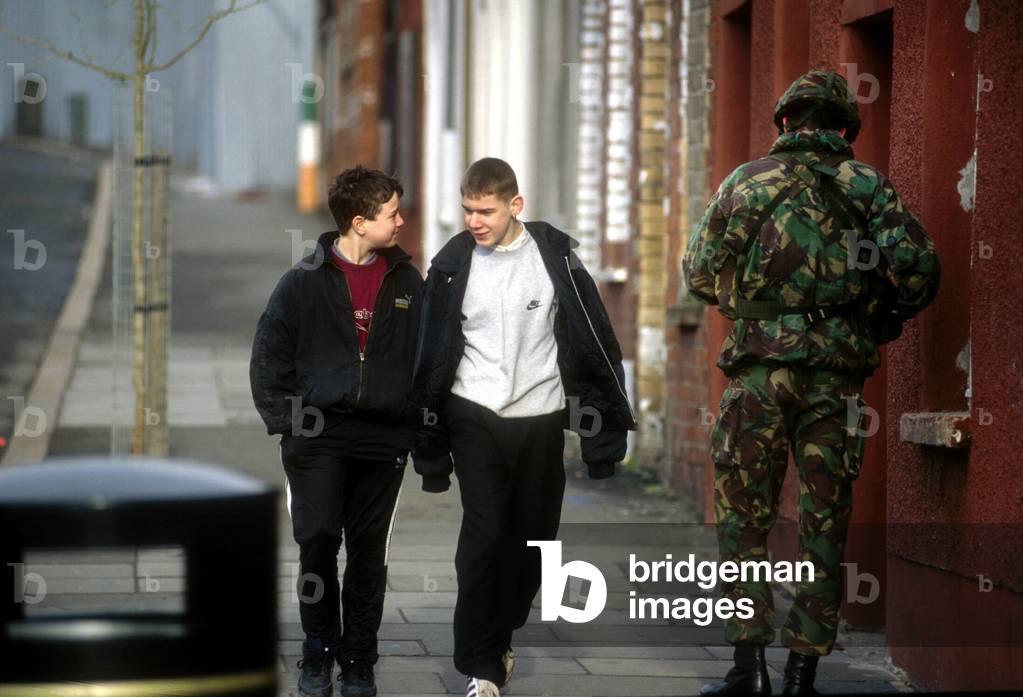 1996, Belfast Falls Road. le quartier catholique où cohabitent civils et militaires. Photo Mordenti