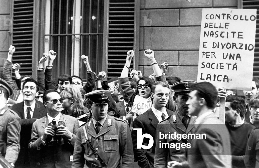 1967. Rome: Via del Babuino. Demonstration in favor of divorce. On the sign “Birth Control and Divorce for a Secular Society.”