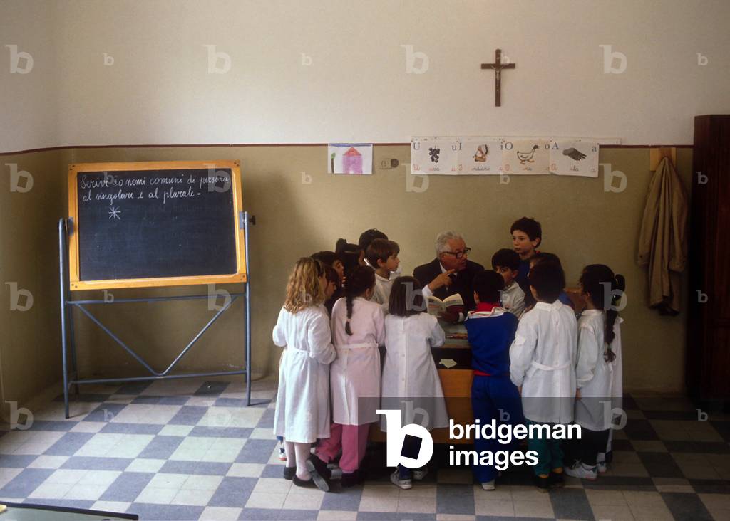Instituteur avec ses eleves, ecole primaire de Racalmuto. Un crucifix est accroche au mur Italie Photo Scalfari ©AGF/Leemage