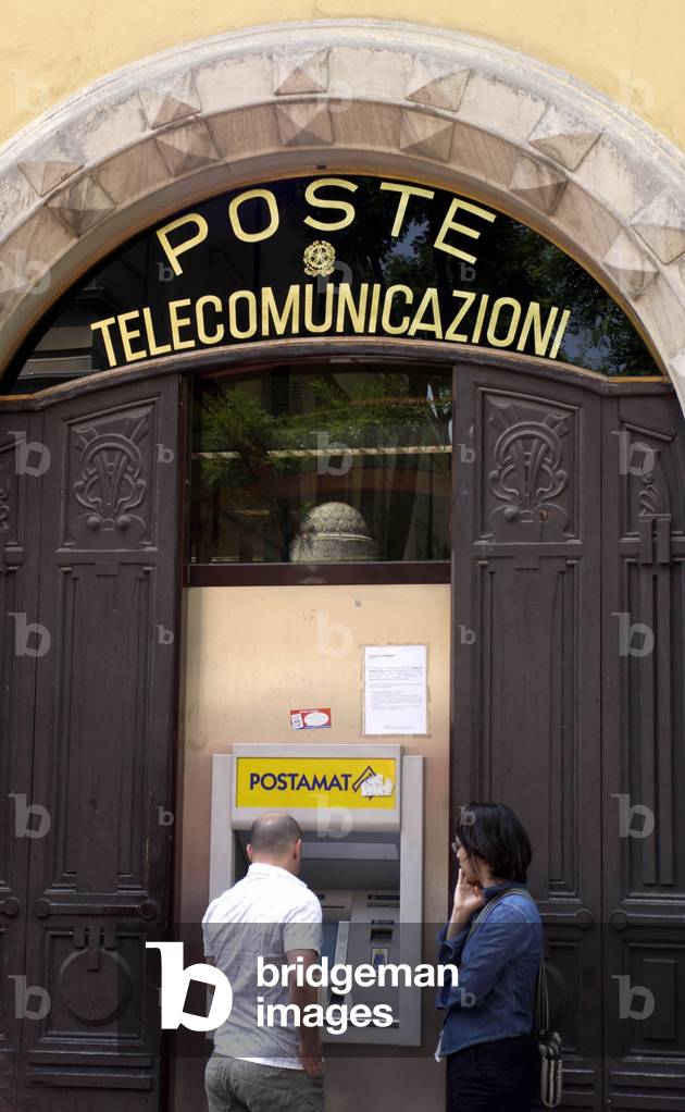 Distributeur de billets devant un bureau de poste a Parme. ©Antonelli/AGF/Leemage