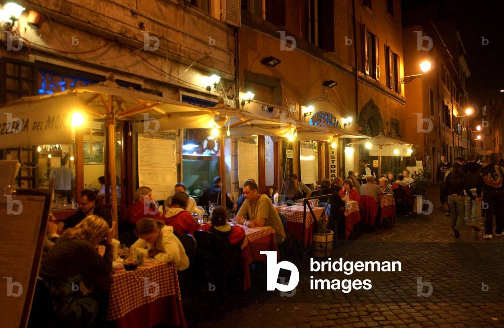 2006 characteristic view of a street and restaurants (trattoria) in the Trastevere district of Rome. Photo La Verde