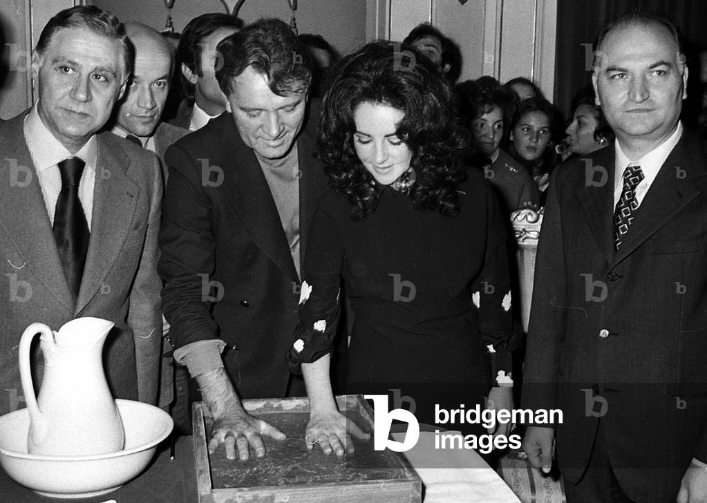 1965 About, Liz Taylor And Richard Burton in Rome (b/w photo)