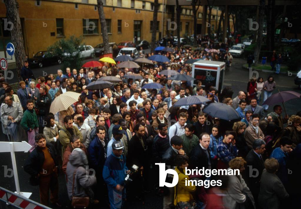 Funerailles de Federico Fellini (1920-1993). La foule faisant la queue pour se rendre dans la chapelle ardente a Cinecitta. 1993