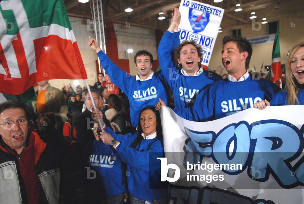 Campagne electorale Italie 12/03/2006 meeting du parti de Silvio Berlusconi Forza Italia: les jeunes militants.