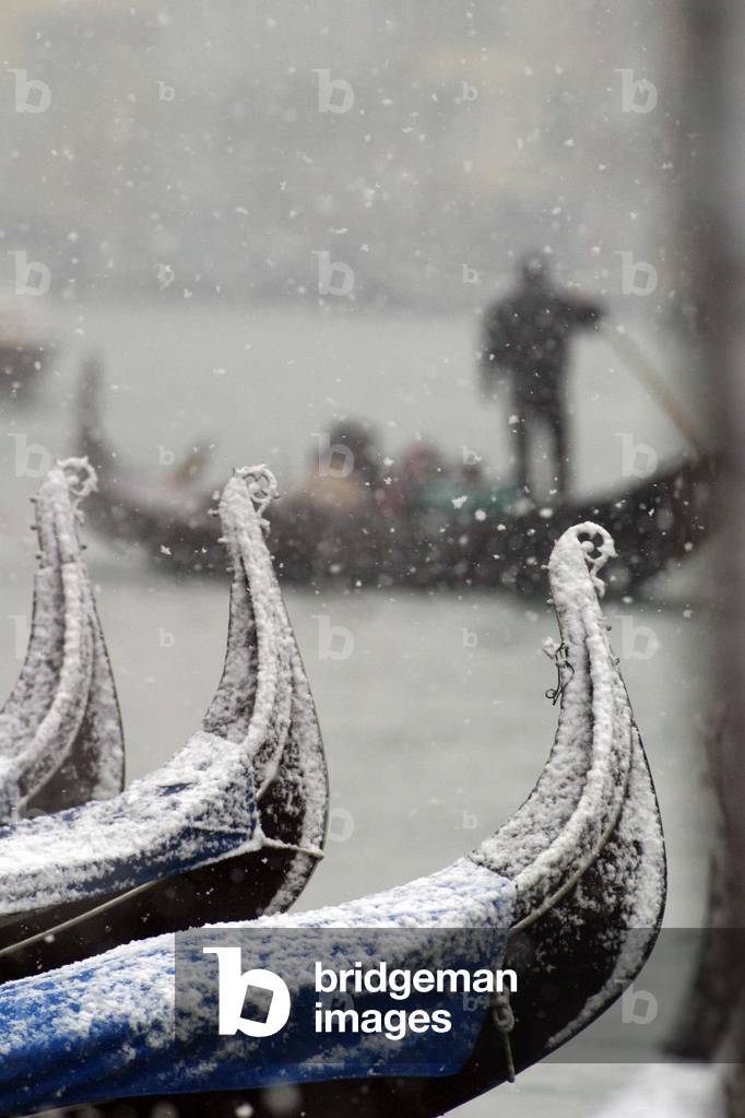03/03/2005, snow in Venice, the gondolas.