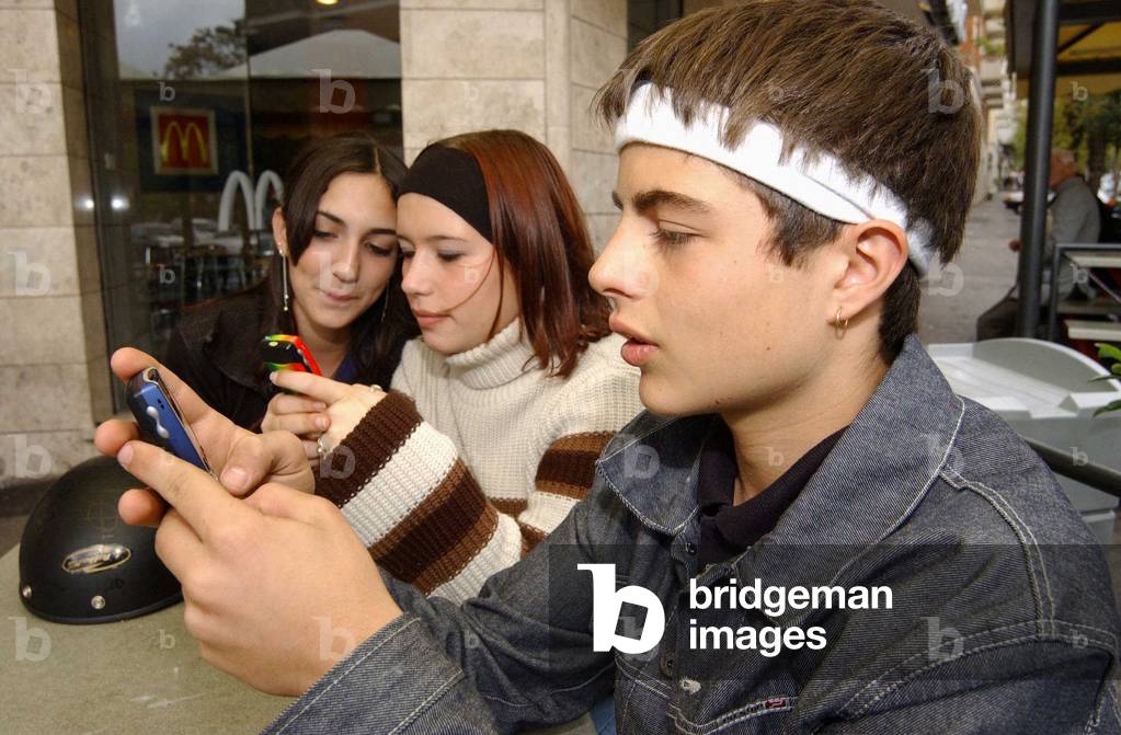 23/10/2002, des jeunes lyceens italiens envoient des messages (Sms) avec leur portable.(Telefonino) Photo Antonelli ©AGF/Leemage