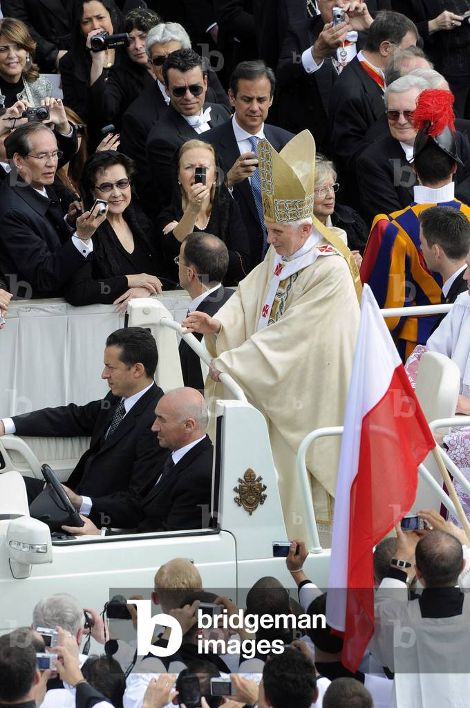 Ceremonie de beatification du Pape Jean-Paul II (Giovanni Paolo 2 ; Jean Paul): Jean Paul II proclame bienheureux par Benoit XVI a Rome (place Saint-Pierre) le 1er mai 2011. 01/05/2011 Roma, Piazza San Pietro, Beatificazione Papa Giovanni Paolo II, nella foto Papa Benedetto XVI tra i pellegrini. Devant le pape, assis a gauche, le majordome Paolo Gabriele ©Antonelli/AGF/leemage