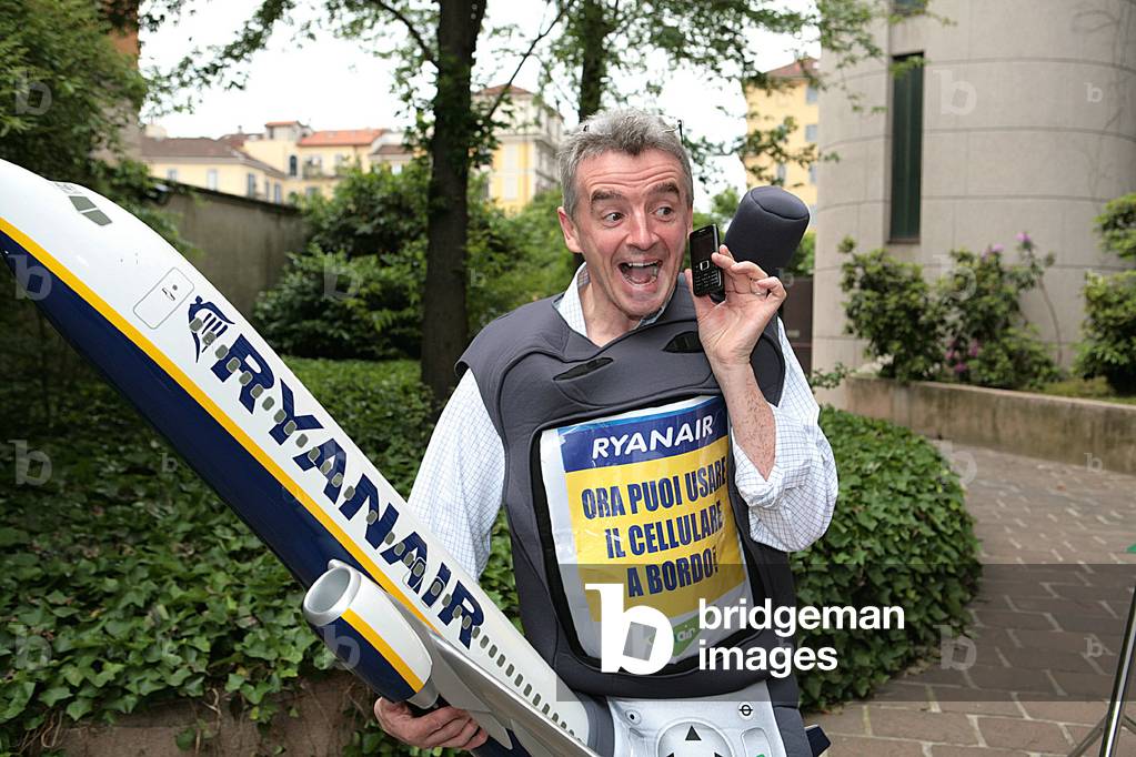 12/05/2009 telephones portables utilisables a bord des avions de la compagnie Ryanair : le directeur de Ryanair Michael O'Leary deguise en telephone et tenant un avion miniature a la main. Photo Cavassi ©AGF/Leemage