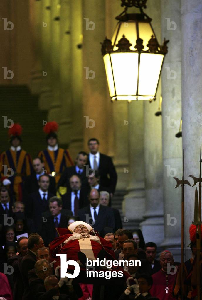 4/4/2005, transport du corps du Pape Jean Paul II dans la Basilique Saint Pierre (1920-2005). ©Pool Vaticano/Agf/Leemage