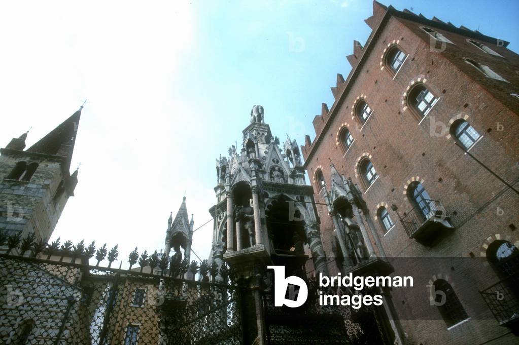Vérone, les arches des Scaligeri (Arche Scaligere), tombeaux que cette famille fit élever sur le parvis de l'Eglise Santa Maria Antica. Photo Scalfari