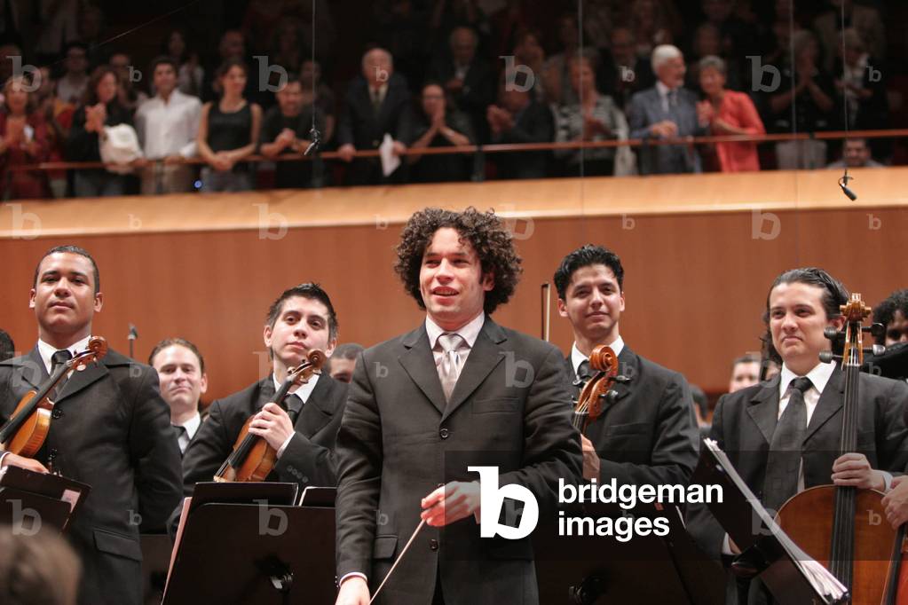 Gustavo Dudamel dirigeant la 5eme Symphonie de Gustav Malher a l'Auditorium avec l'Orchestre Venezuelienne Simon Bolivar. 15/09/06. ©Scalfari/Agf/Leemage