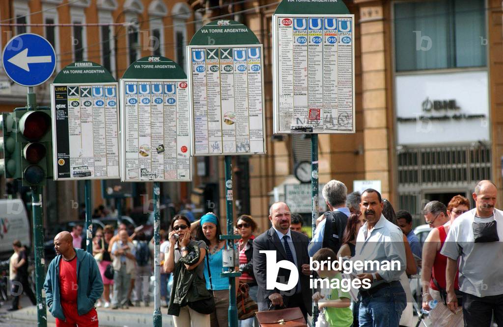 15/09/2006 National strike: traffic jams in the streets of Rome and queues at bus stops.