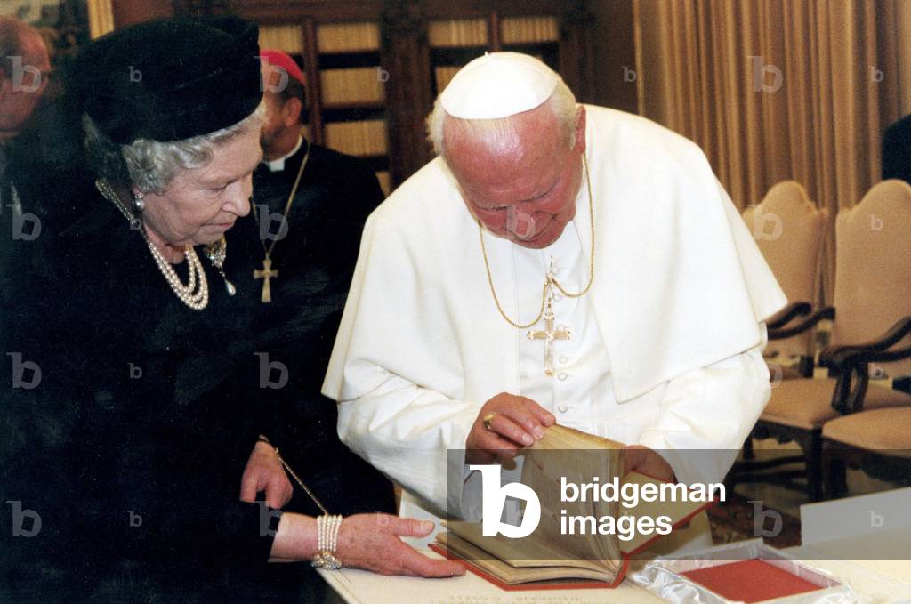 La Reine Elizabeth Ii 17/10/2OOO, la reine Elisabeth II d'Angleterre et le pape Jean Paul II.