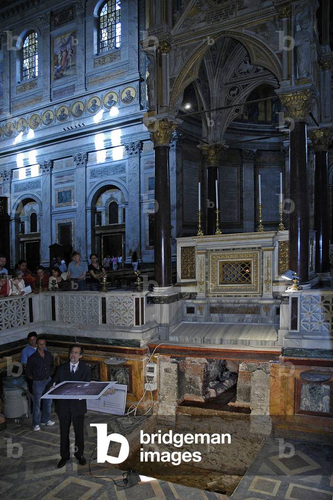 22/06/2006. Basilique de San Paolo fuori Le Mura (Saint Paul hors le mur). Decouverte de la Tombe de l'Apotre Saint Paul. Le directeur de la fouille, l'archeologue Giorgio Filippi, explique la decouverte sur le plan accroche au dessus de la tombe. ©Frassineti/Agf/Leemage