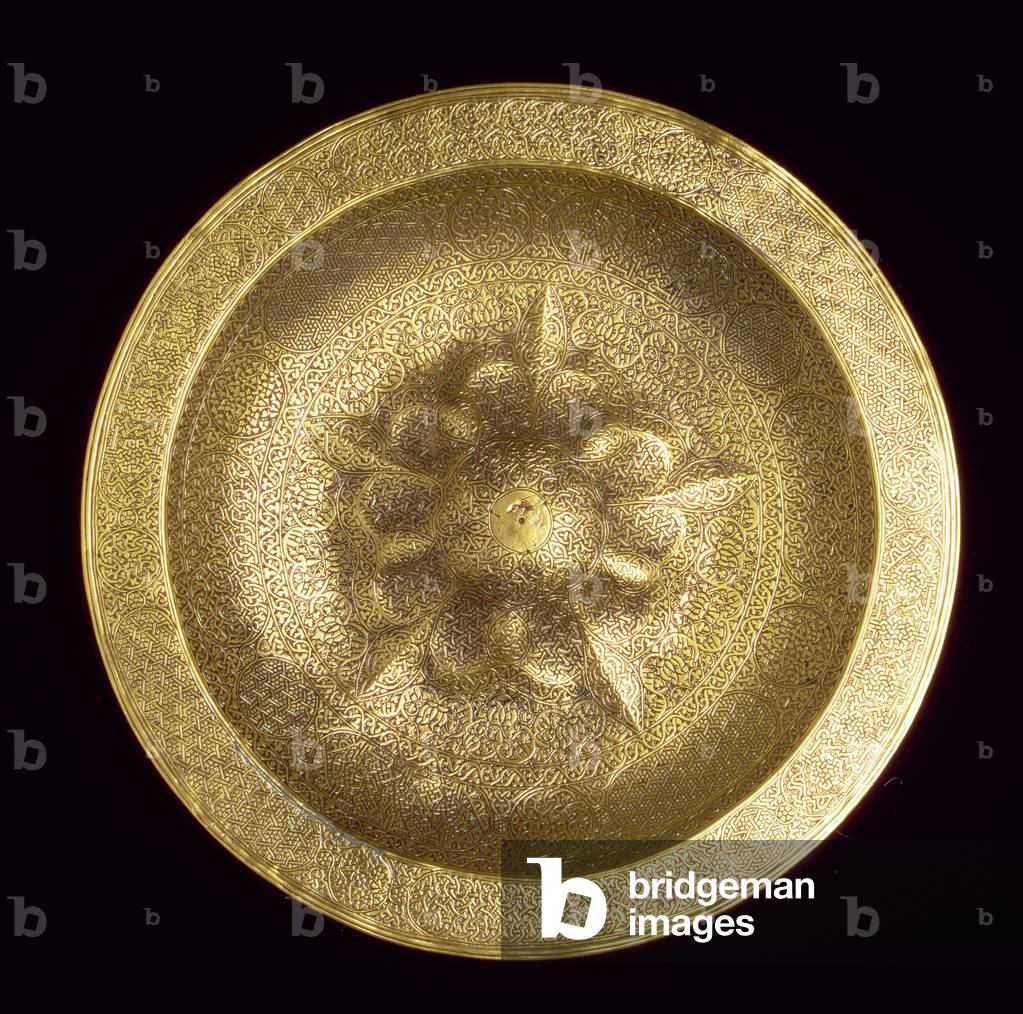 Piatto inciso con centro in rilievo, Veneto-Saracenico, sec. XVI (ottone)