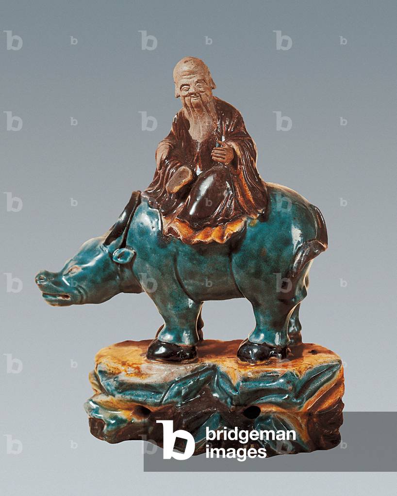"Die Darstellung des chinesischen Philosophen Lao-Tsu klettert auf einen Büffel. Keramik-Statuette" 1368 von Q