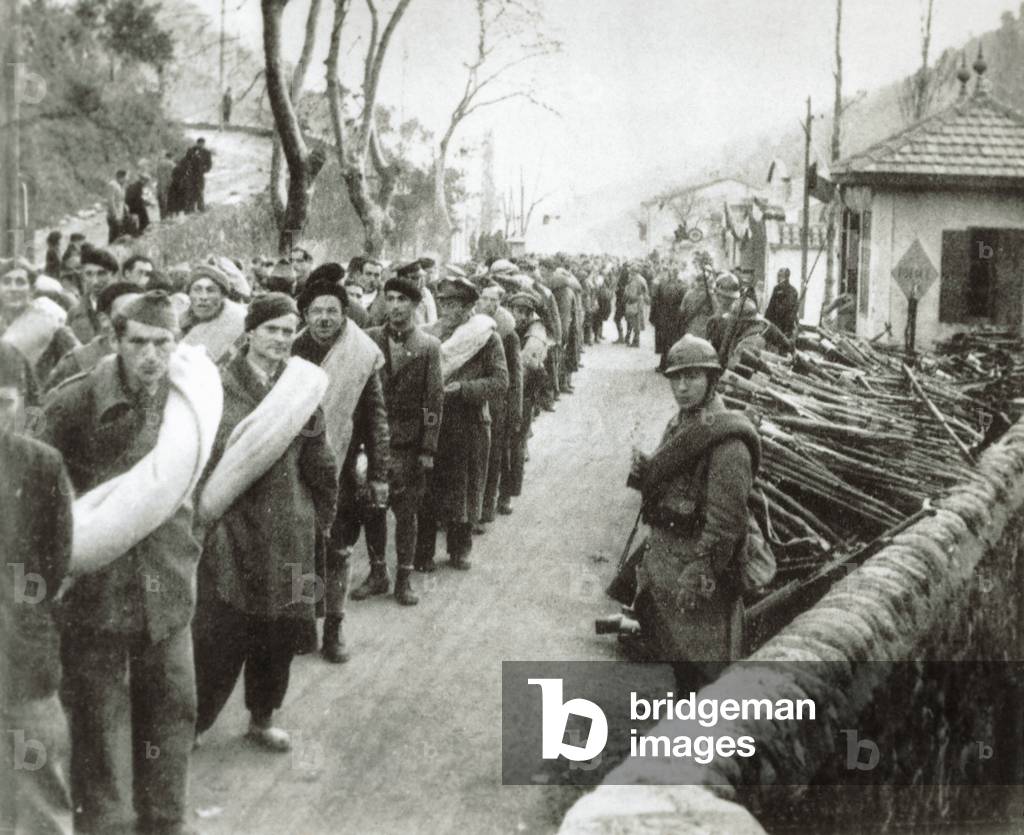 "Guerre civile espagnole (1936-1939): des soldats espagnols remettant les armes au passage de la frontiere fra