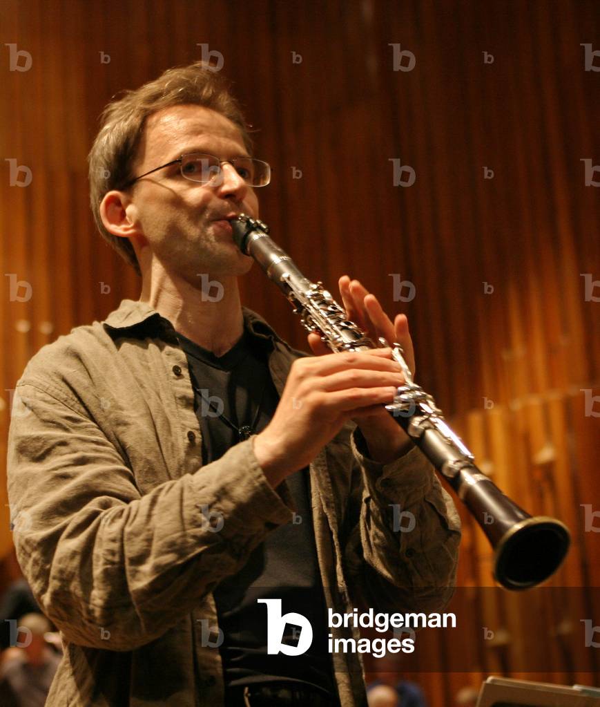 Kari Kriikku performing on