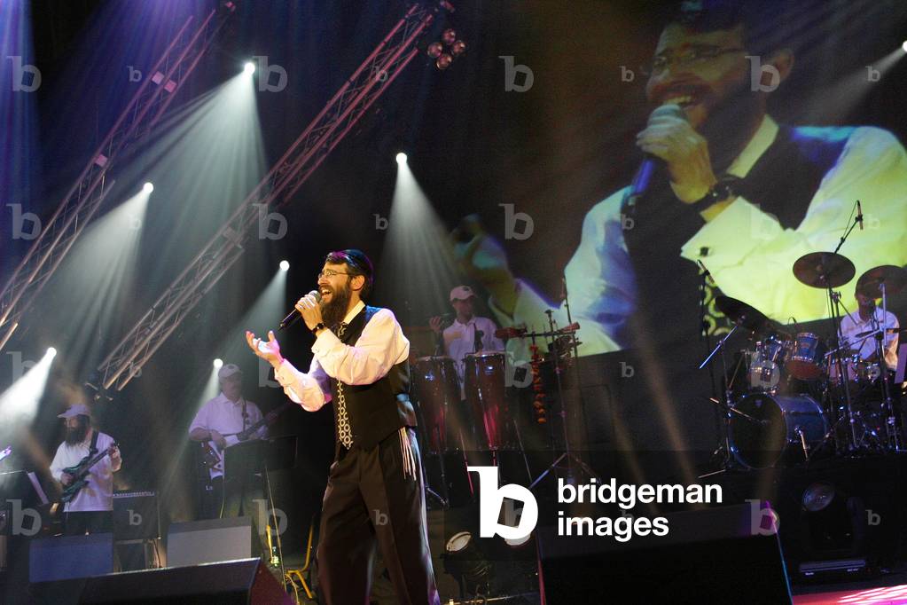 Avraham Fried singing with