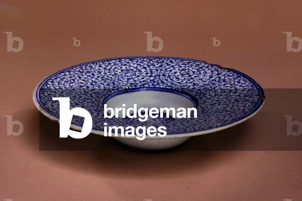 Tondino dish, Iznik 'Golden Horn' ware, Turkish, c.1535-45 (stone-paste with blue under glaze)